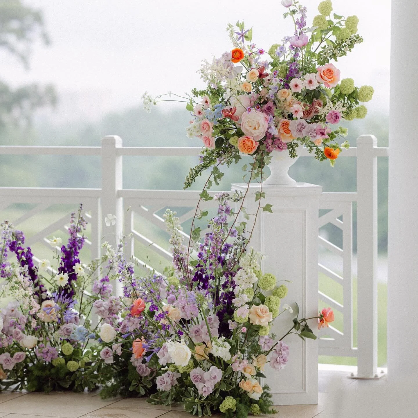 Spring, we&rsquo;re ready for you!

Proof that a wedding with color never goes out of style✨

Planning @alloreevents
Photography @getreadyphotodc 
Videography @bywillsarmiento 
Florals @_flowerpalette 
Venue @anccgolf 
Cake &amp; Desserts @jisoocaked
