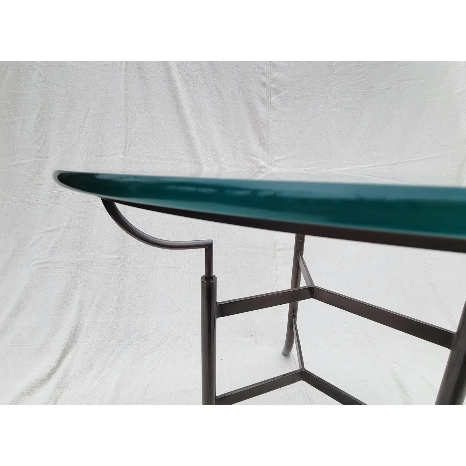 john-saladino-tripod-table-2696-2.webp