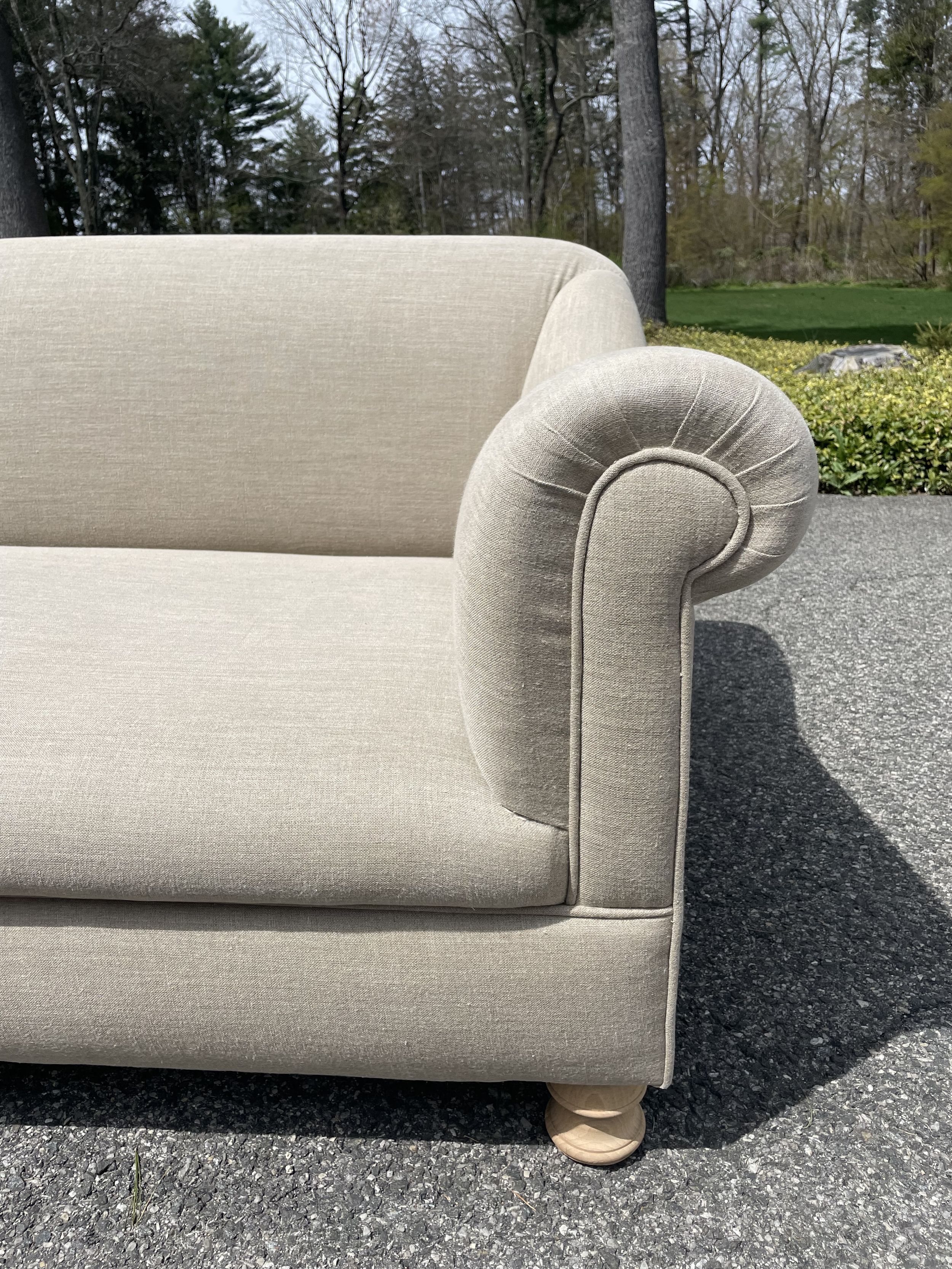 axel-vervoordt-linen-sofa-8266.png