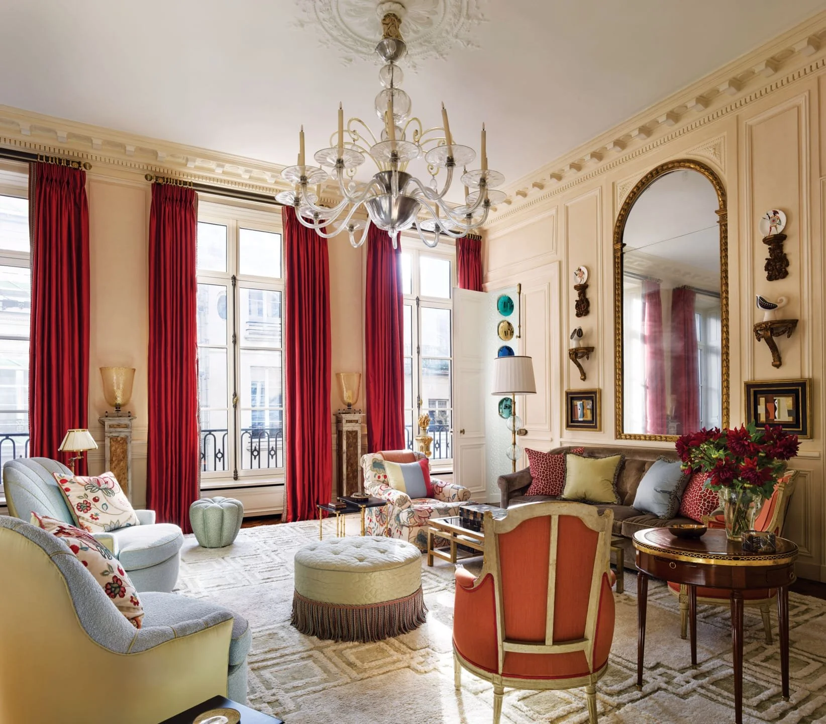 This Dreamy Pied-à-Terre Brings Together Parisian&nbsp;Panache and Classic&nbsp;American Decorating