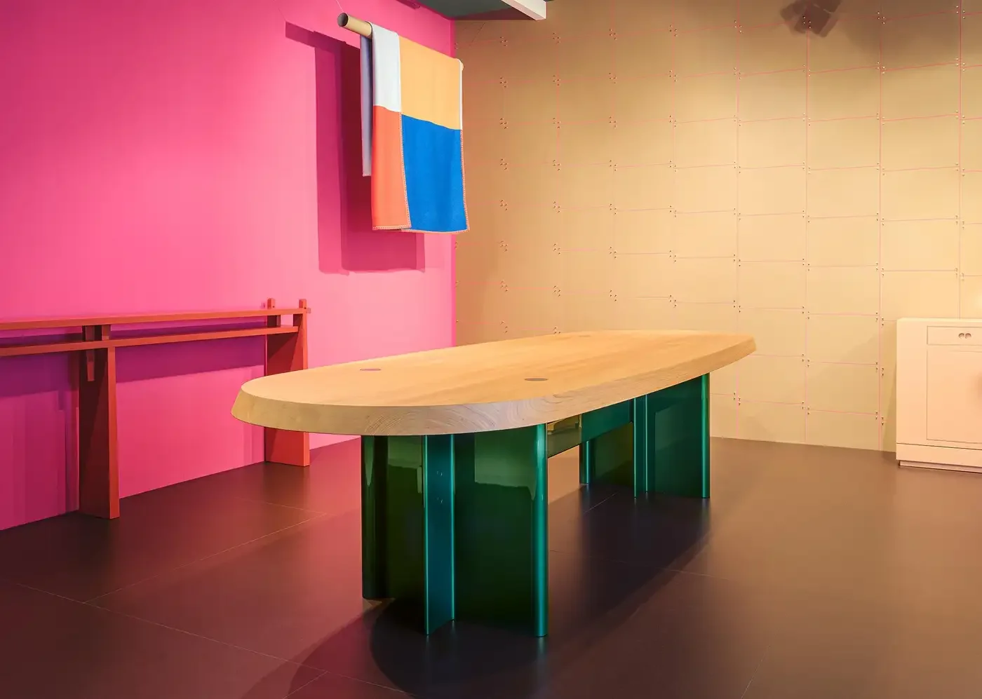DiningTableKayakTeak_GisbertPoeppler_Situation_master-1.webp