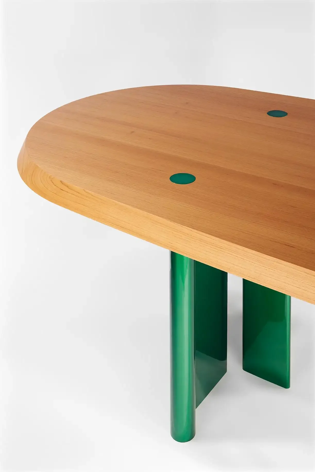 DiningTableKayakTeak_GisbertPoeppler_04_master.webp