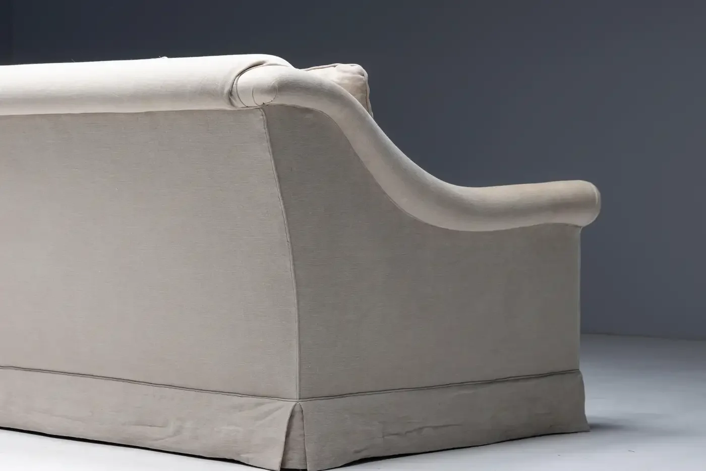 Linen_Sofa_by_Axel_Vervoordt_19_master.webp