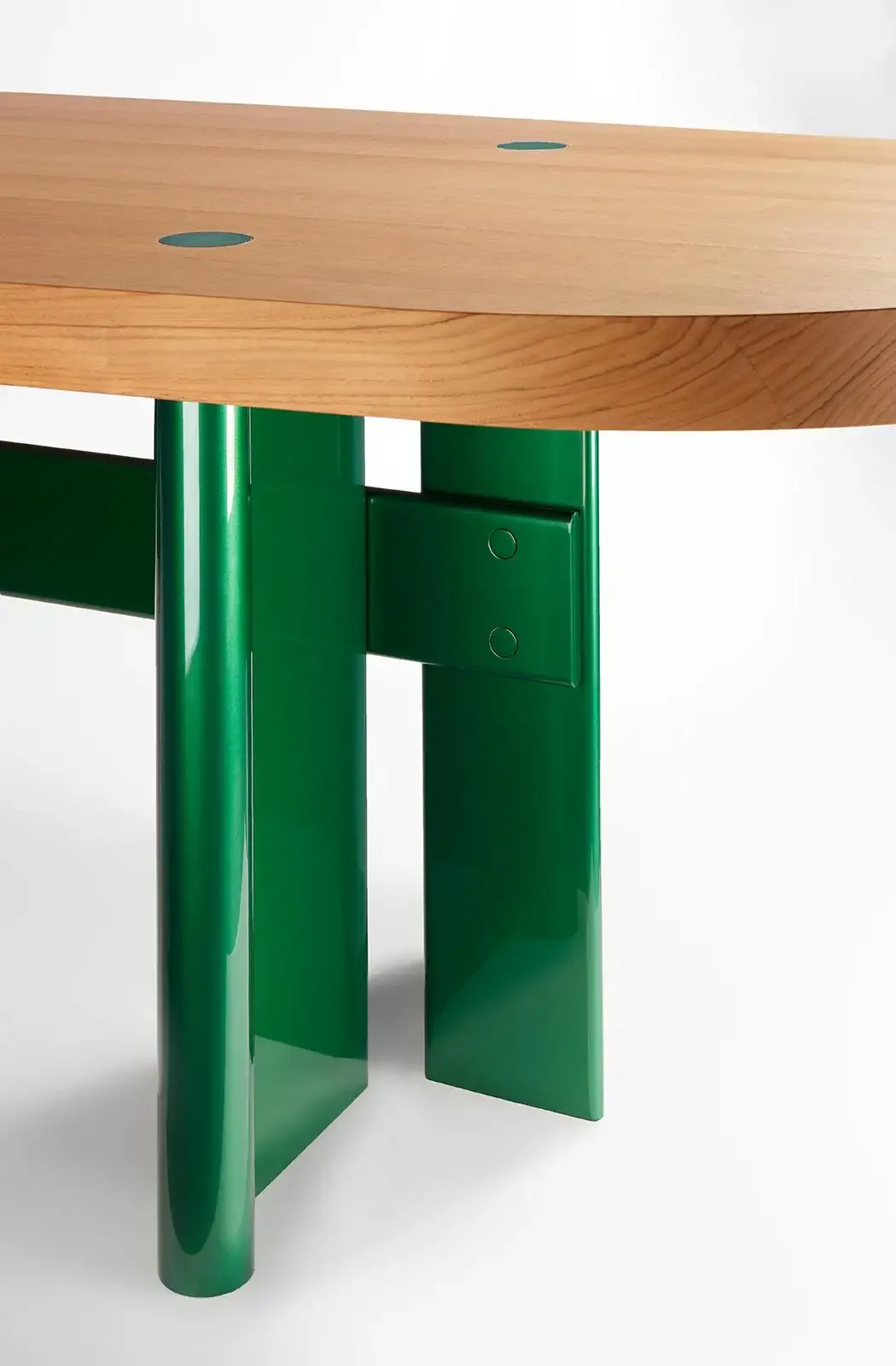 DiningTableKayakTeak_GisbertPoeppler_05_master.webp