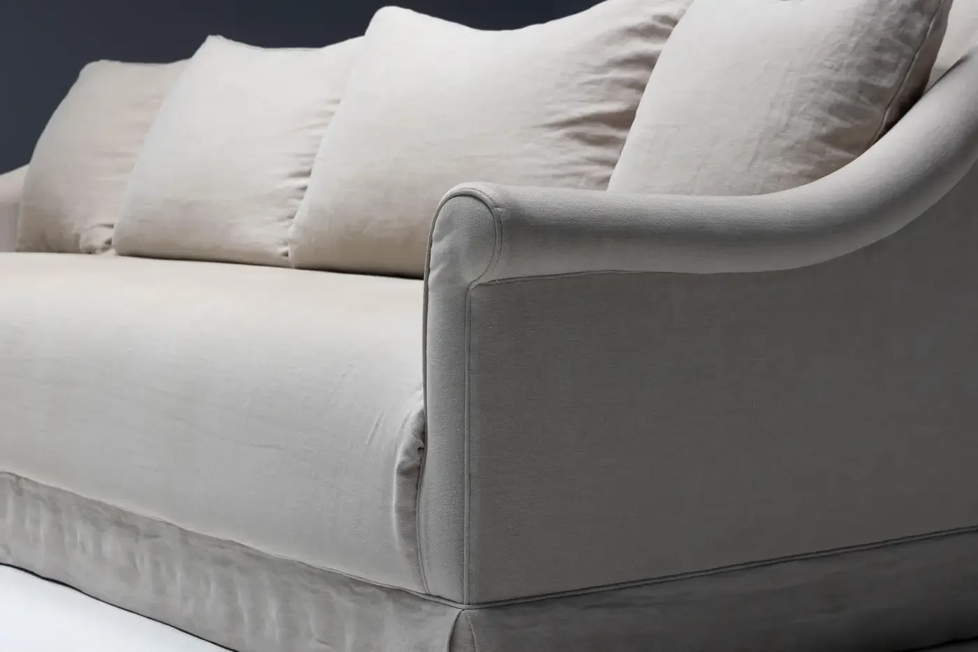 Linen_Sofa_by_Axel_Vervoordt_16_master.webp