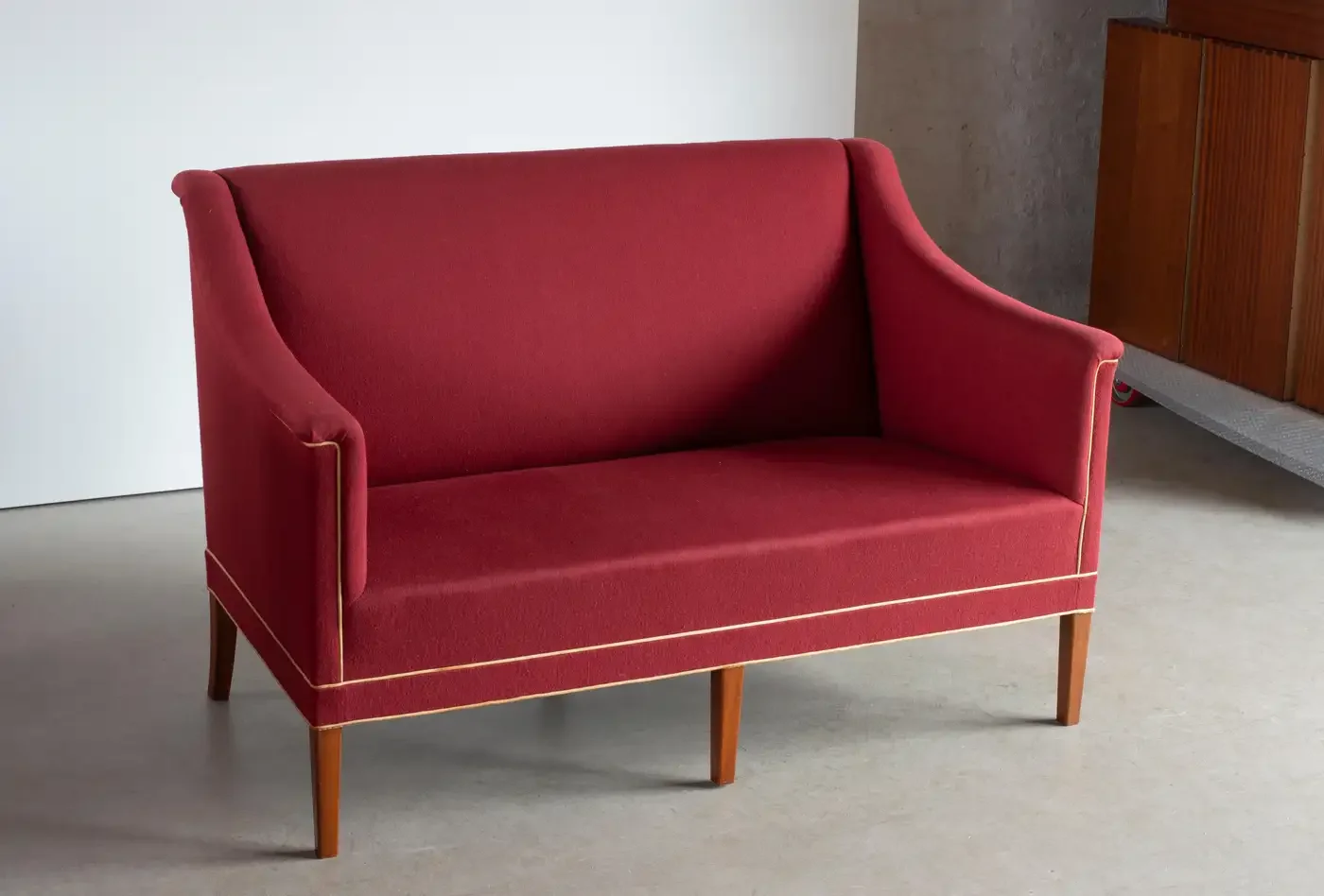 Kaare_Klint_2_pers_sofa_RR_2_master.webp