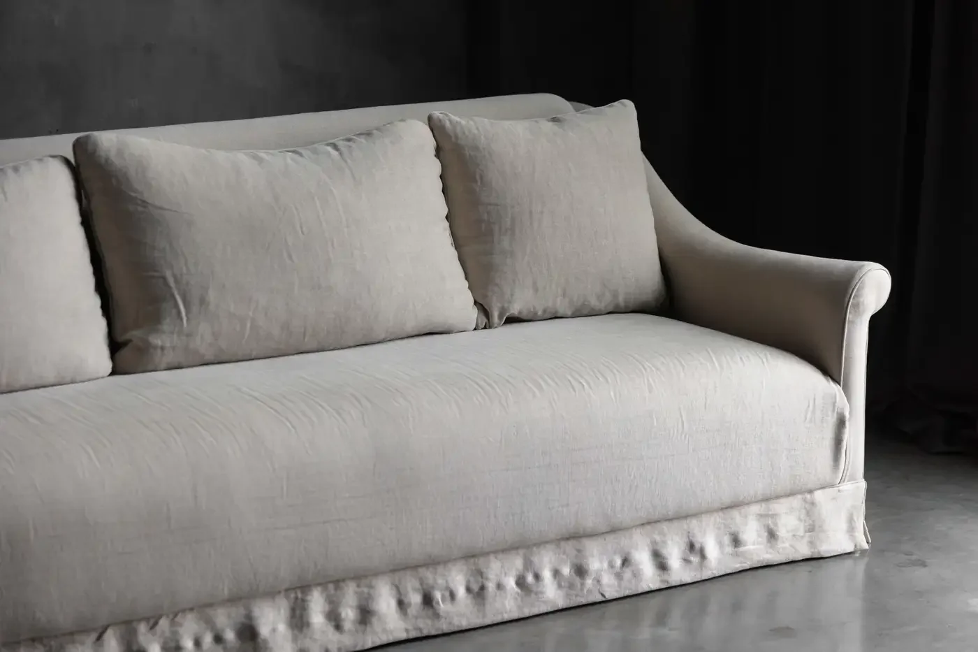 Linen_Sofa_by_Axel_Vervoordt_9_master.webp