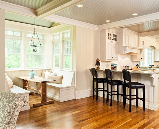 Another cozy kitchen, lots of space but designed to feel warm &amp; welcoming.
#builtinkitchen #cozykitchens #kitchennooks #coolceiling #kitchenceiling