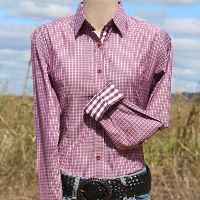 Simple yet stunning burgundy arena shirt 🔥🔥 @tysoncountryapparel #tysoncountry #arenashirts #countryfashion #westernfashion #cowgirl #cowgirlfashion