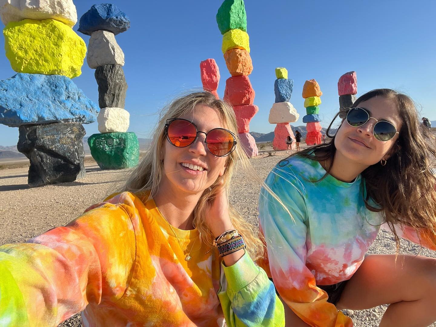 @futurefibers QT&rsquo;s in the wild! @azelinskie @lefunchi 🌈🗿🤘

#handdyed #textileart #textiledesign #color #colorfulclothes #icedye #icedyed #losangeles #ugorondinone