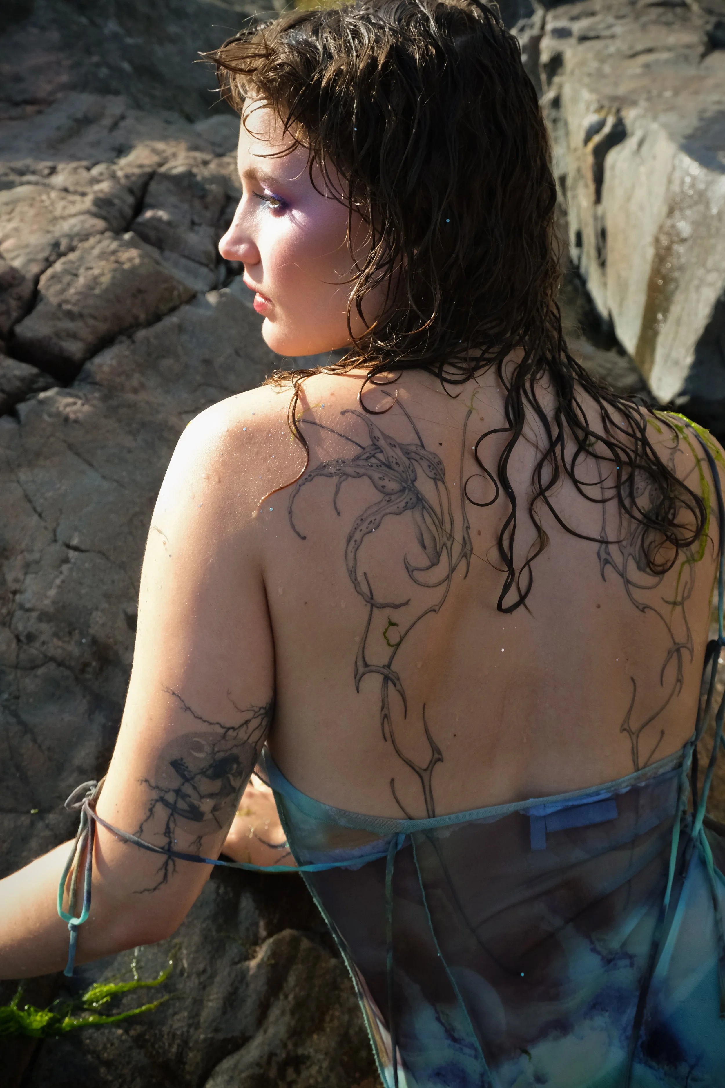 Abstract fineline and neotribal tattoo design by Helsinki-based tattoo artist Sister Serpent