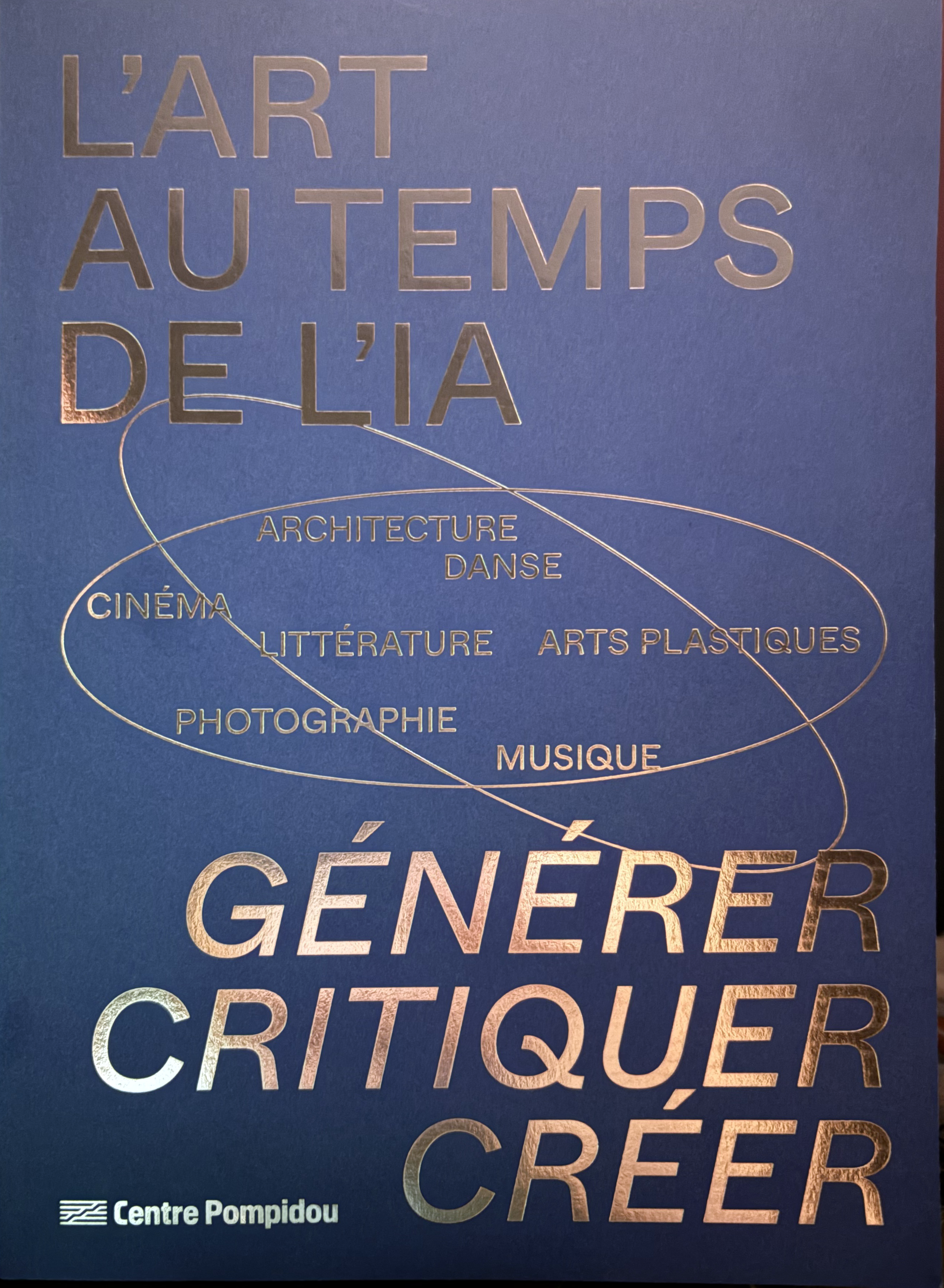 Couverture bleue et or d'un livre sur l'Art au temps de l'IA