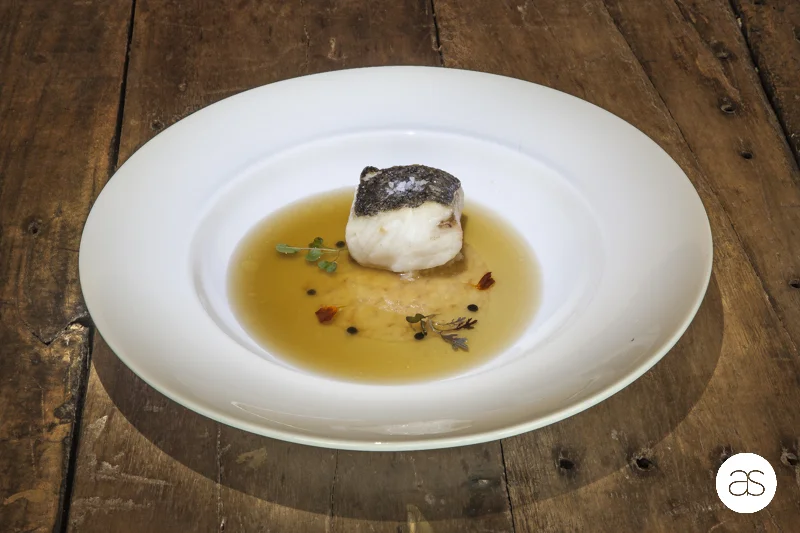 Merluza pincho Coruña con Carpaccio de Gamba y su Caldo