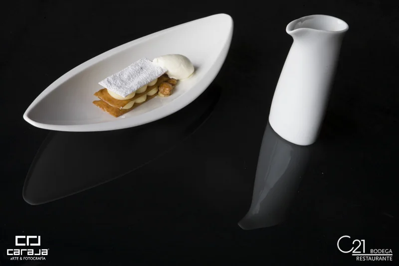 Milhoja castellana con Helado de Vainilla y Sopa de Chocolate caliente