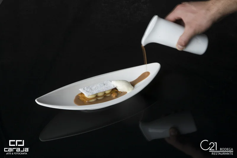 Milhoja castellana con Helado de Vainilla y Sopa de Chocolate caliente 