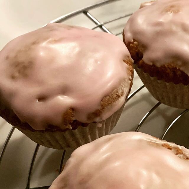 Coconut, cherry 🍒 &amp; sultana fairy cakes. The coconut keeps the cakes moist for longer. Less saturated fat as made with margarine &amp; topped with glac&eacute; icing. #lesssaturatedfat #healthierchoices #fairycakes #homemade #homemadecakes