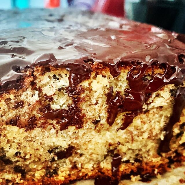 Banana &amp; dark chocolate 🍌🍫 loaf cake. Nice and gooey &amp; chocolatey. Great way to use up 🍌🍌🍌🍌. #bananacake #bananaloaf #bananaloafcake #chocolateandbananacake #homemade #homemadecakes #bakeswithliz