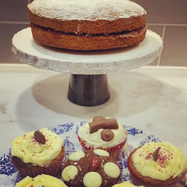 Victoria Sandwich &amp; cupcakes for neighbours with serious health problems sheltering. #lockdown2020 #lockdownbaking #victoriasandwichcake #homemade #cupcakes #cupcakesofinstagram #lizbabbsbakes #bakingtobless