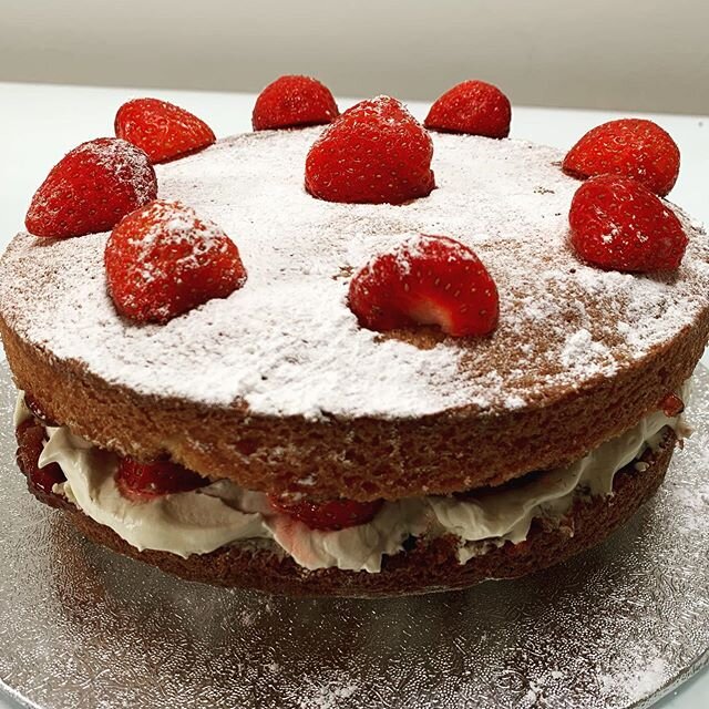 Victoria Cream Sandwich 🍰 - with strawberry jam, strawberries🍓 &amp; fresh double cream - so satisfying to make. Praying 🙏 it blesses my neighbours who are in permanent lockdown together 24/7. #bakingtobless #lockdown2020 #lockdownbakes #homemade 