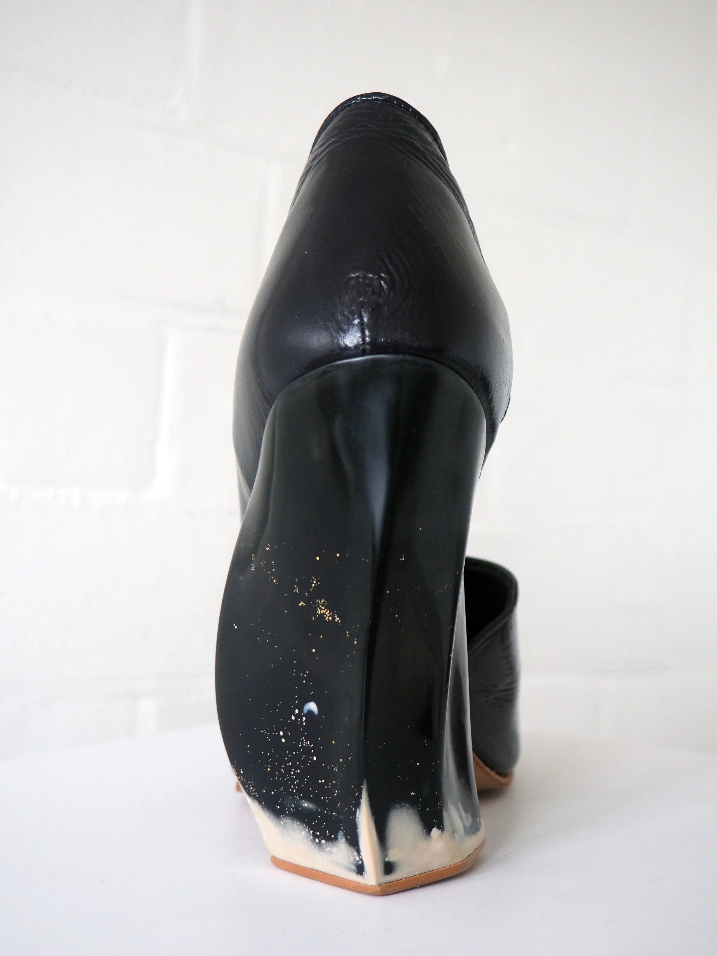  Inspired by the mountains of the south side of my island and the spectrum of light versus darkness. A product of a collaboration with Ecco Leather in the Netherlands, Arco is a study of light and colour.  Showcased in HotShop 11  Dongen, 2018 