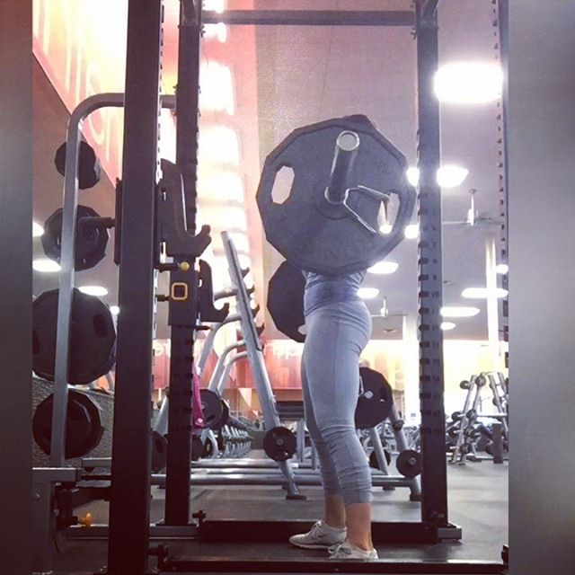 Lower Body Workout - Glute Focus .
&bull; 10 x 10 Pause Squats - I prefer Zercher Squats 🤷🏻&zwj;♀️
.
&bull; 10 x 10 Banded Landmine Front Squats
.
&bull; 10 x 10 Single Leg Box Squats (with band &amp; rotational abduction for added glute focus)
.
&