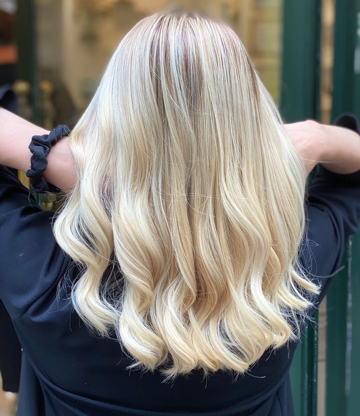 Blonde Hair Moment 😍
Retrouvez toutes nos prestations et tarifs sur notre site, lien en bio ⬆️
#hair #cheveux #hairday #beauty #paris #institutdebeaut&eacute; #haircare #brushing #wavyhair #paris #cannes #institutmenasa #hairdresser #coiffeur #blond