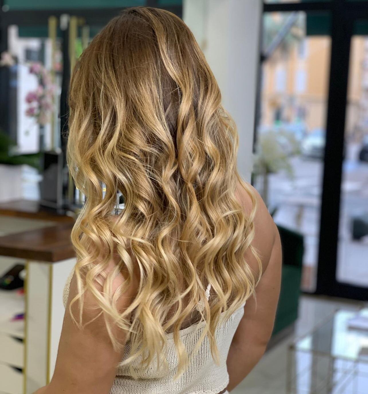 We are in love with those hair 😍✨
Rendez-vous sur notre site pour retrouver toutes nos prestations ainsi que la prise de rendez-vous, lien en bio ⬆️
#hair #wavyhair #blonde #cheveux #beautyaddict #paris #institutmenasa #coiffeurparis #hairdresser #m