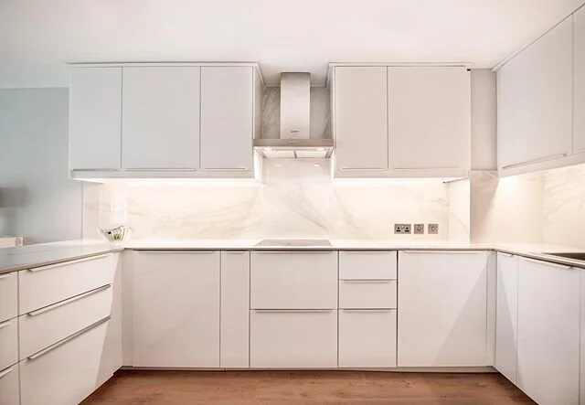 In a world full of trends, the classic white kitchen always stands the test of time. Installing this pared back white cabinetry with calacatta marble, makes me love white kitchens all the more. 📸 @lightbychiao  #classic #modern #serene #dreamy #notj