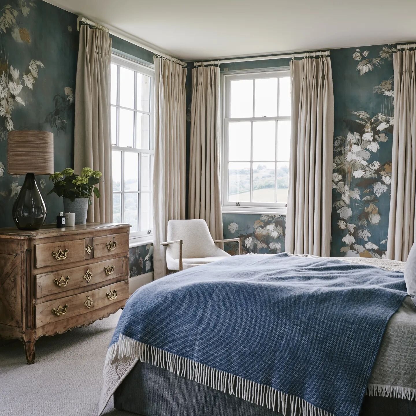 @lizzofabriceditor wallpaper is the star of the show in here....views down Saint Catherine's valley toward Bath draw the eye. Blue and green in perfect harmony.
.
🏠@casa.architects 
📸@horwoodphoto 
.
#nature #bedroom #wallpaper #Blue #interiordesig