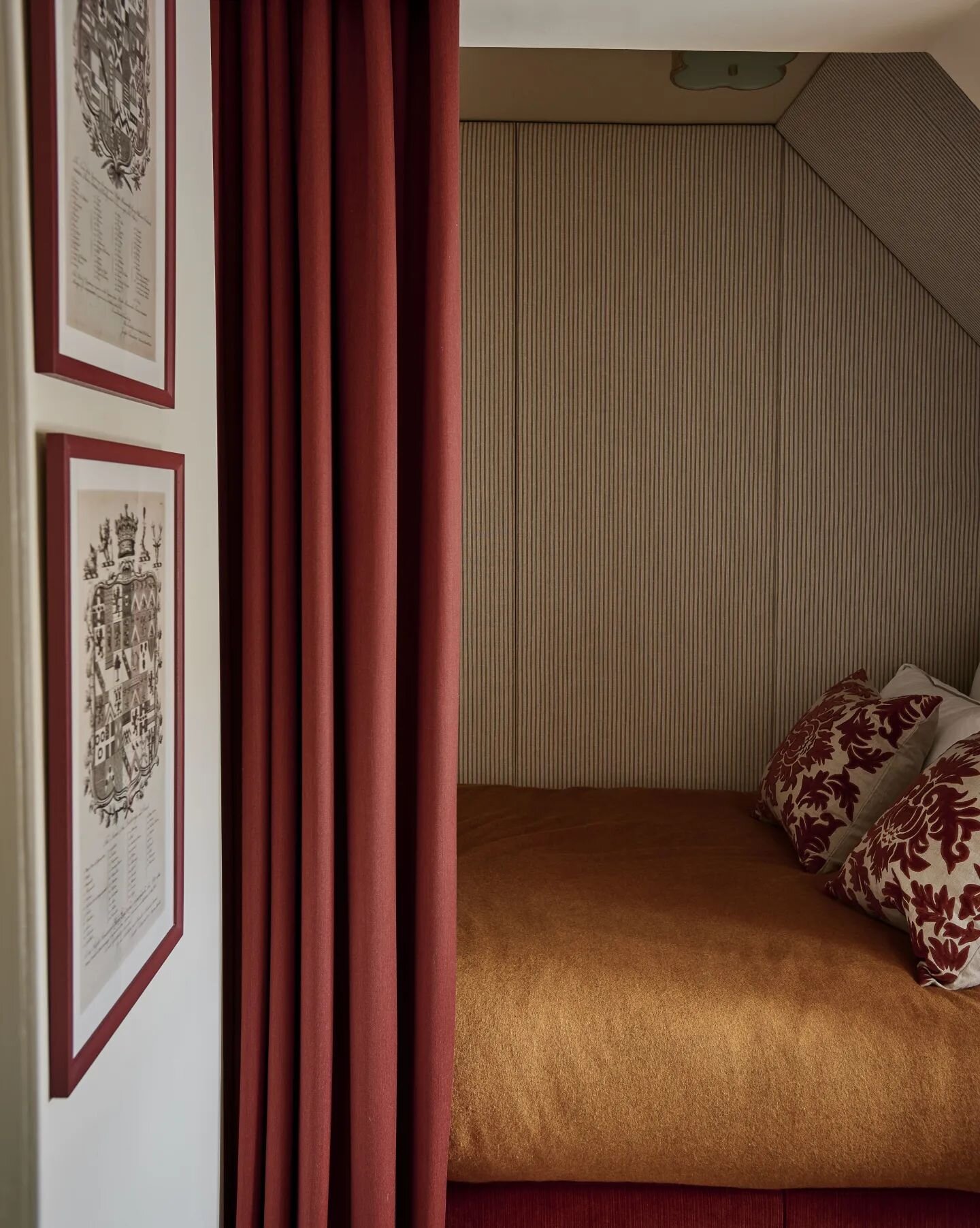 Foggy mornings call for cosy cocoons.
. 
Deep red marino wool and padded tickings in this tiny guest room by us.
.
📸@horwoodphoto 
.
#guestbedroom #cosy #red #orange #wool #strie