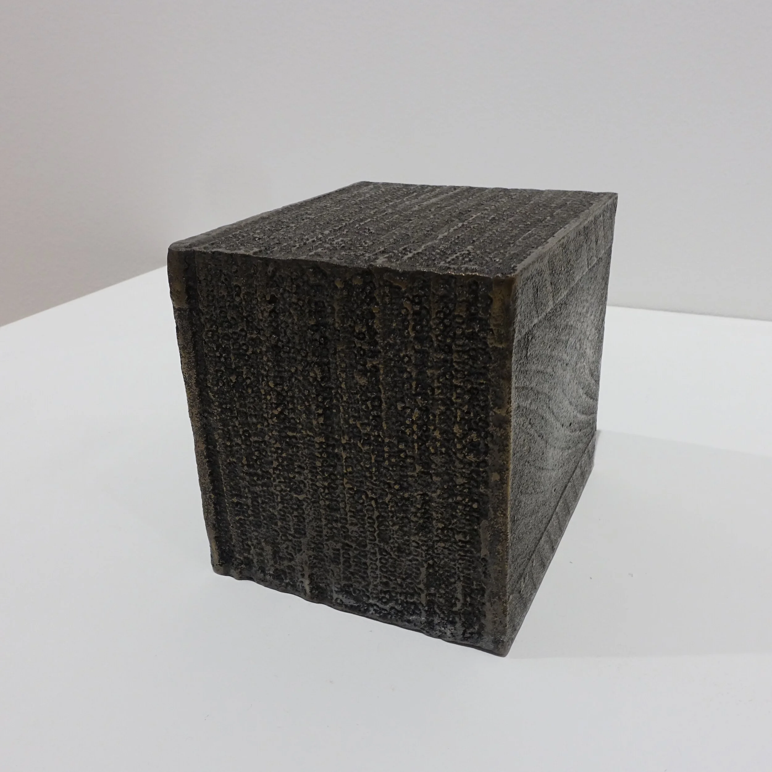 IK_07_Idris Khan_Absorbing Light B38_2017_Bronze_12.8 x 12 x 13.5 cm_(5 1:8 x 4 3:4 x 5 1:4 in)_Edition 1:2_rechts_LowRes.jpg