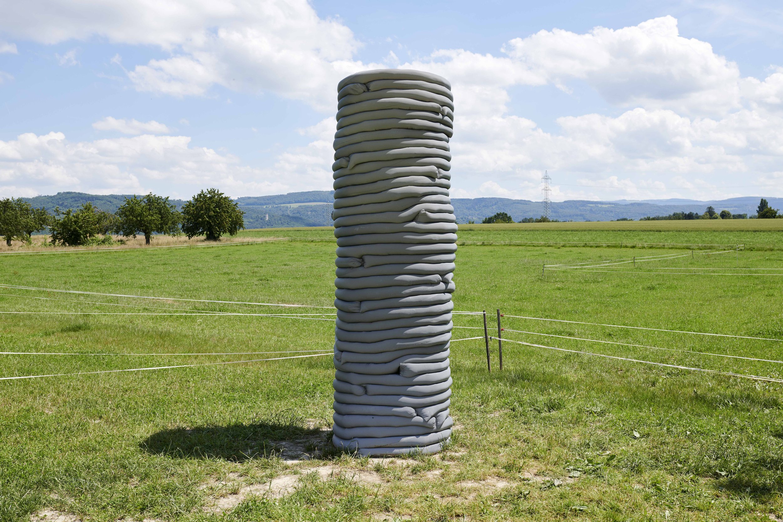 KR:S 11_Kilian Rüthemann_Makeshift_2021_Sand, reflective polyester fabric, barbwire_100 x 100 x 300 cm_Basel Social Club_III_HighRes.jpg