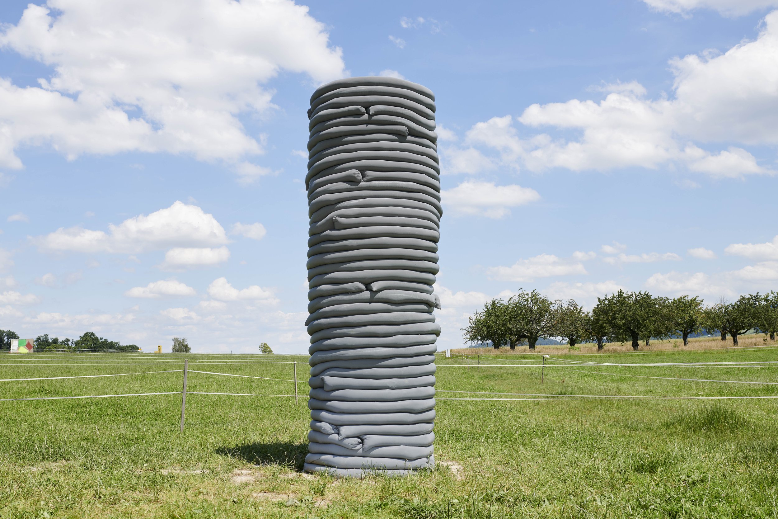 KR:S 11_Kilian Rüthemann_Makeshift_2021_Sand, reflective polyester fabric, barbwire_100 x 100 x 300 cm_Basel Social Club_II_HighRes.jpg