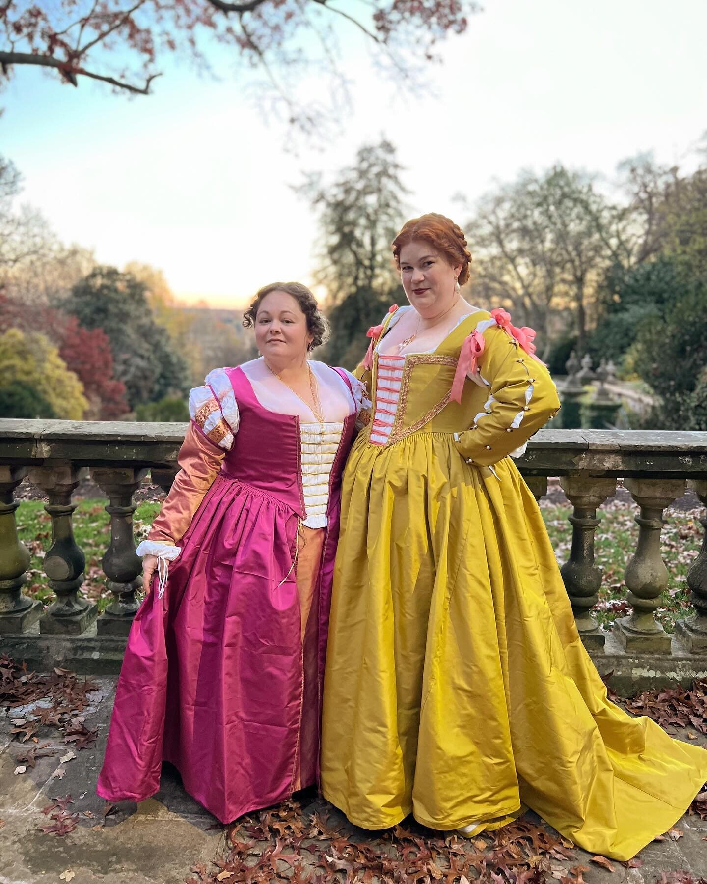 When friends unknowingly coordinate their dresses perfectly - *chefs kiss* 

Love you @willoughbyandrose! 

  #costumerlife #costumer #costuming #historicalhair #italianrenaissance #italianren #historicaldress #venetiandress #pretendingtobeinamovie #