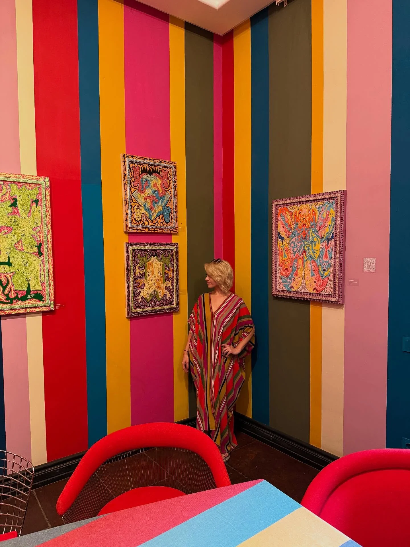 Some may consider this stripe on stripe crime. I however call this perfection. Hand painted striped walls 🤌🏽. Also, the most incredible art by Ali Maimoun 🫶🏽 @elfennmarrakech 

#interiordesignerslife #maximalistdesign #moreismore #stripeonstripe 