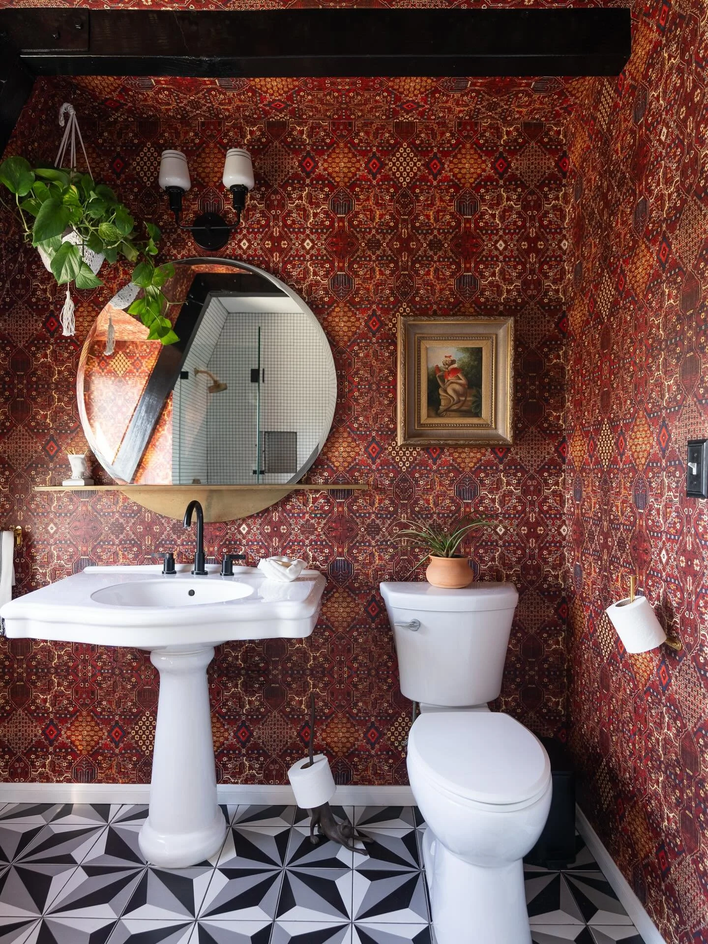 Our petit en suite was screaming for her next glow up. I was so tired of the white walls and knew exactly what she needed. I partnered with @houseofhackney and proposed that their Mey Meh wallpaper would be the perfect fix! We were not changing the f