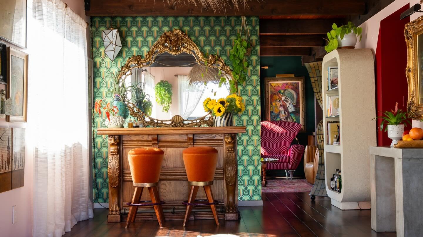 Golden hour at the bar 🍸&hellip;I remember when she looked a little different (Cameo of the late Liam. Greatest cat of all time 🫶🏽)

📷 @aaronsnyder77