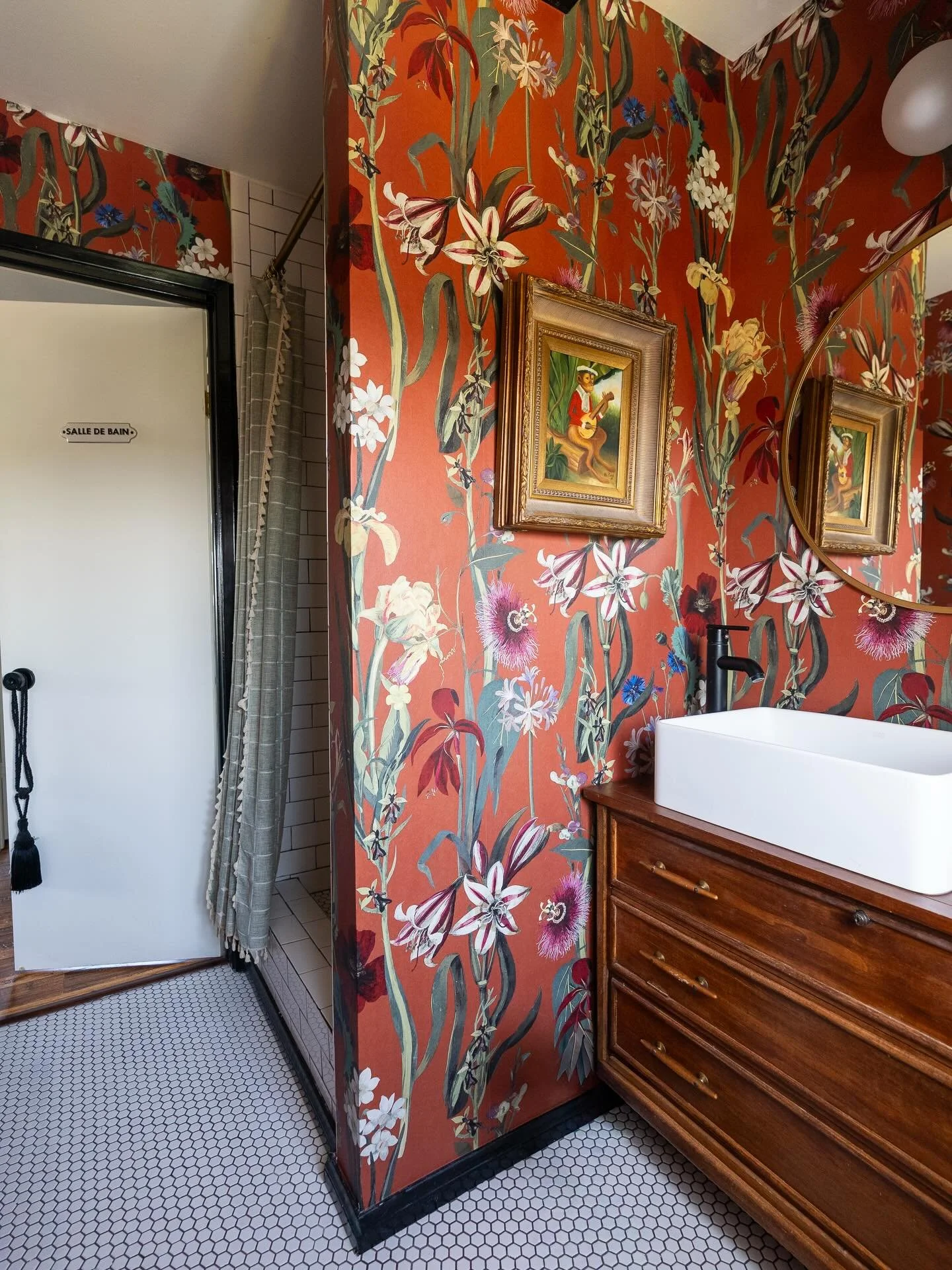 I wanted to give our guest bathroom a revamp and I knew exactly what was needed&hellip;some botanical brilliance! I fell in love with @houseofhackney FLORA DELANICA Wallpaper in Clay. It is the perfect earthy red and I can stare at the flowers all da