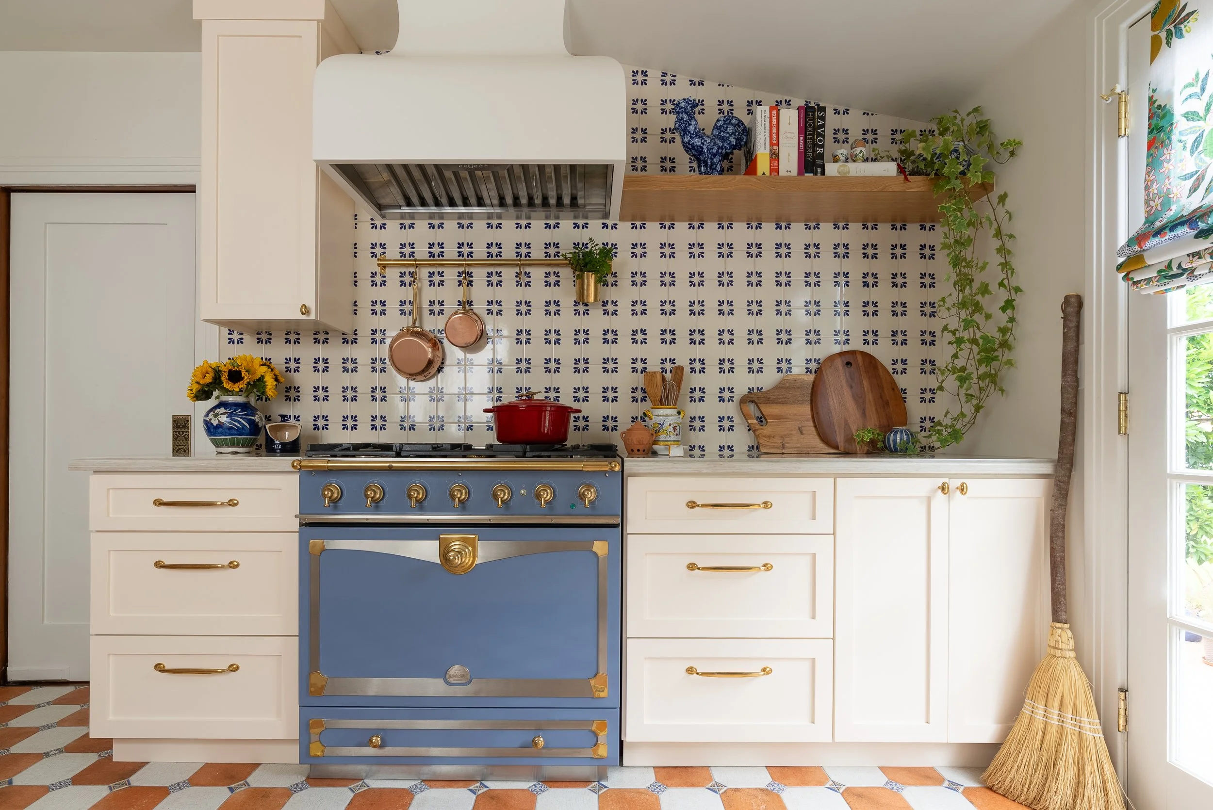Kitchen_stove_wide (1).jpg