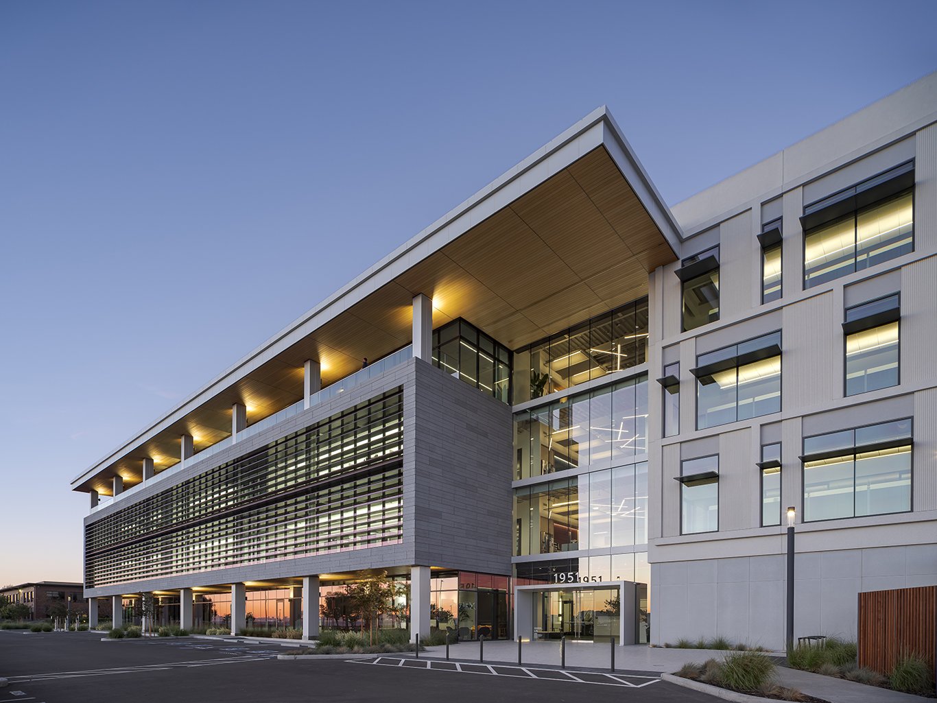 1951 Harbor Bay Parkway is a ground-up development designed to accommodate the expansion of Exelixis within the Harbor Bay Business Park, creating an integrated campus environment for the growing company. Once completed, the property will include ap