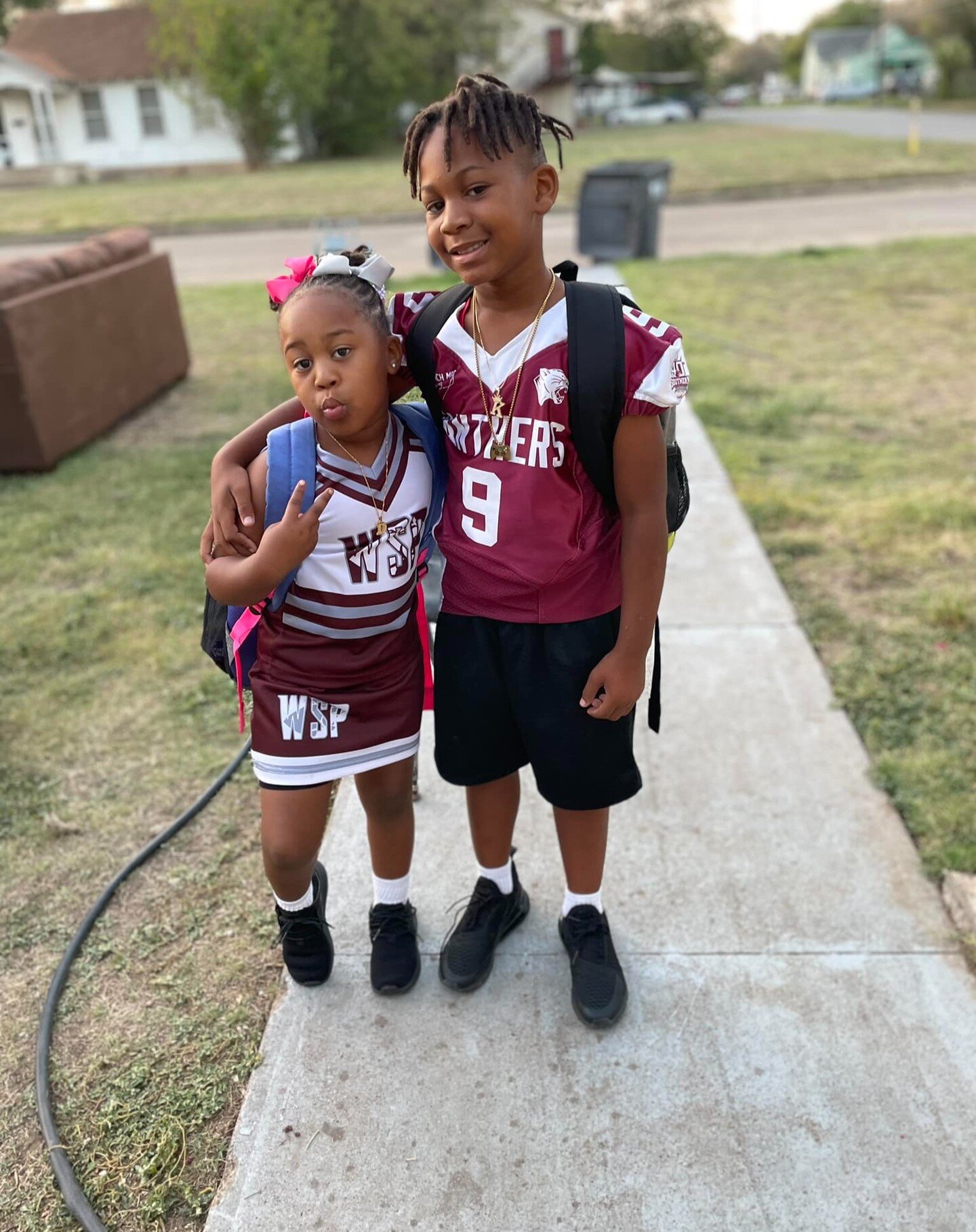 La escuela primaria Brooke Avenue sabe cómo mostrar el espíritu de equipo. ¡¡¡¡Los estudiantes y el personal usaron los trajes de sus equipos deportivos favoritos para el primer FUN FRIDAY!!!! 

#BrookeAvenueElementary
#espírituescolar