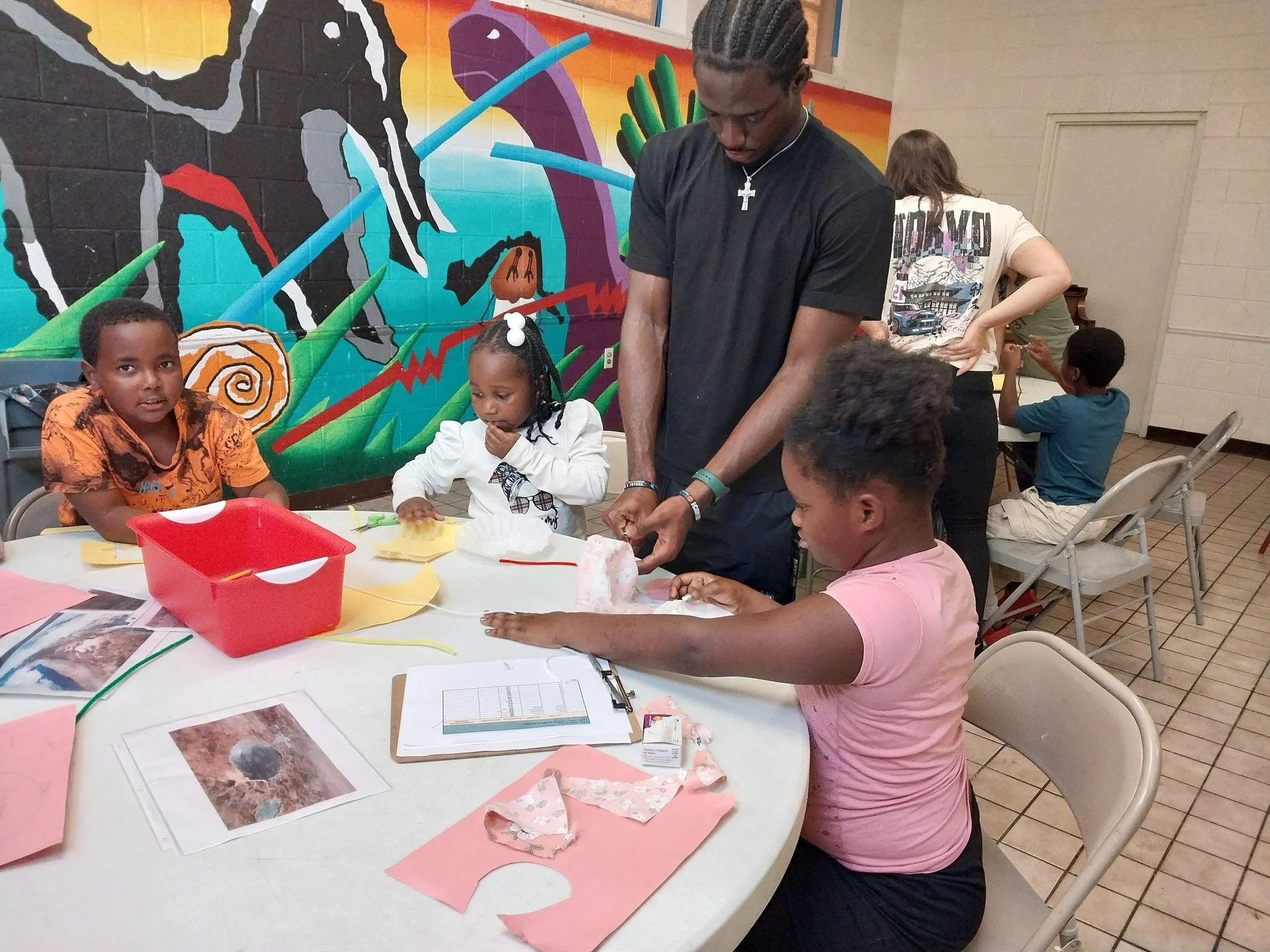 🚀🔴 Mission to Mars at Estella Maxey!
Our STEAM Outreach team brought space exploration to life, taking our afterschool students on a journey to Mars! 🌎➡️🪐
Students compared the surfaces of Earth and Mars, then teamed up to design and build para