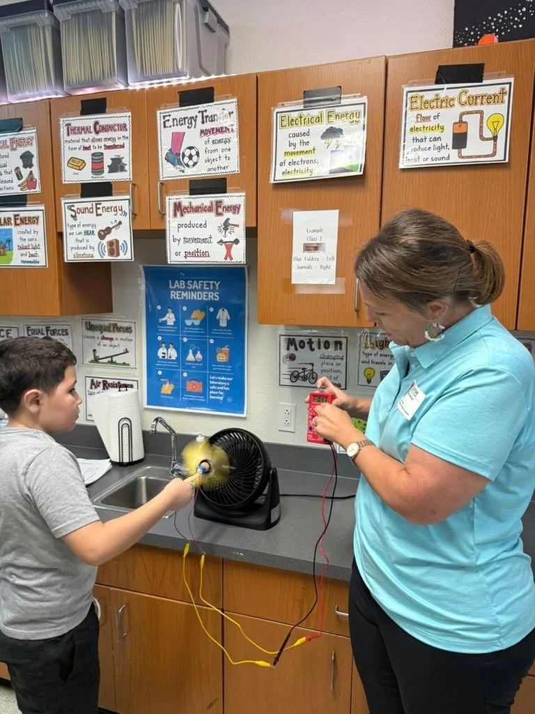 🌟🔋✨ Engineering came to life at La Vega Intermediate School! Our STEAM Outreach Team guided students through building their own wind turbines and testing how much voltage they could generate. From brainstorming designs to measuring energy, students