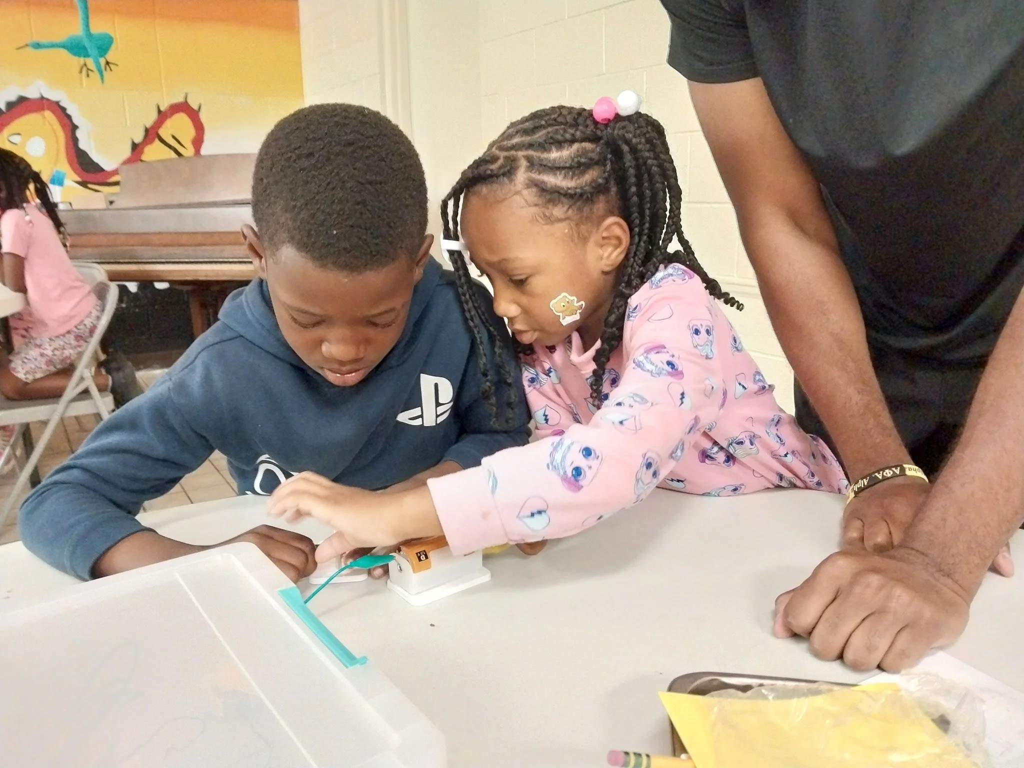 Students in our Estella Maxey afterschool program tapped into their electrical engineering skills by building circuits that demonstrated light, sound, and mechanical energy.
Our STEAM Outreach Team and Baylor workstudy students also led kids through