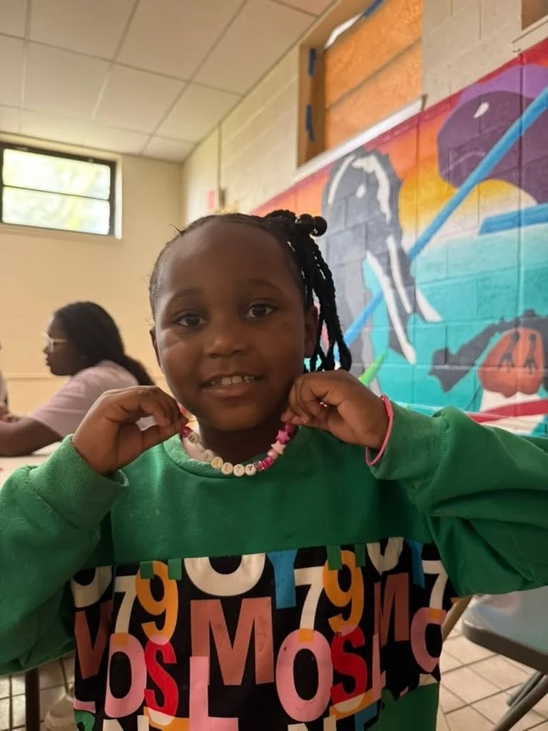 🎨✨ Students practiced their jewelry-making skills during this week’s afterschool program at the Estella Maxey Community Center! From friendship bracelets to personalized necklaces, the room was filled with creativity, laughter, and lots of col