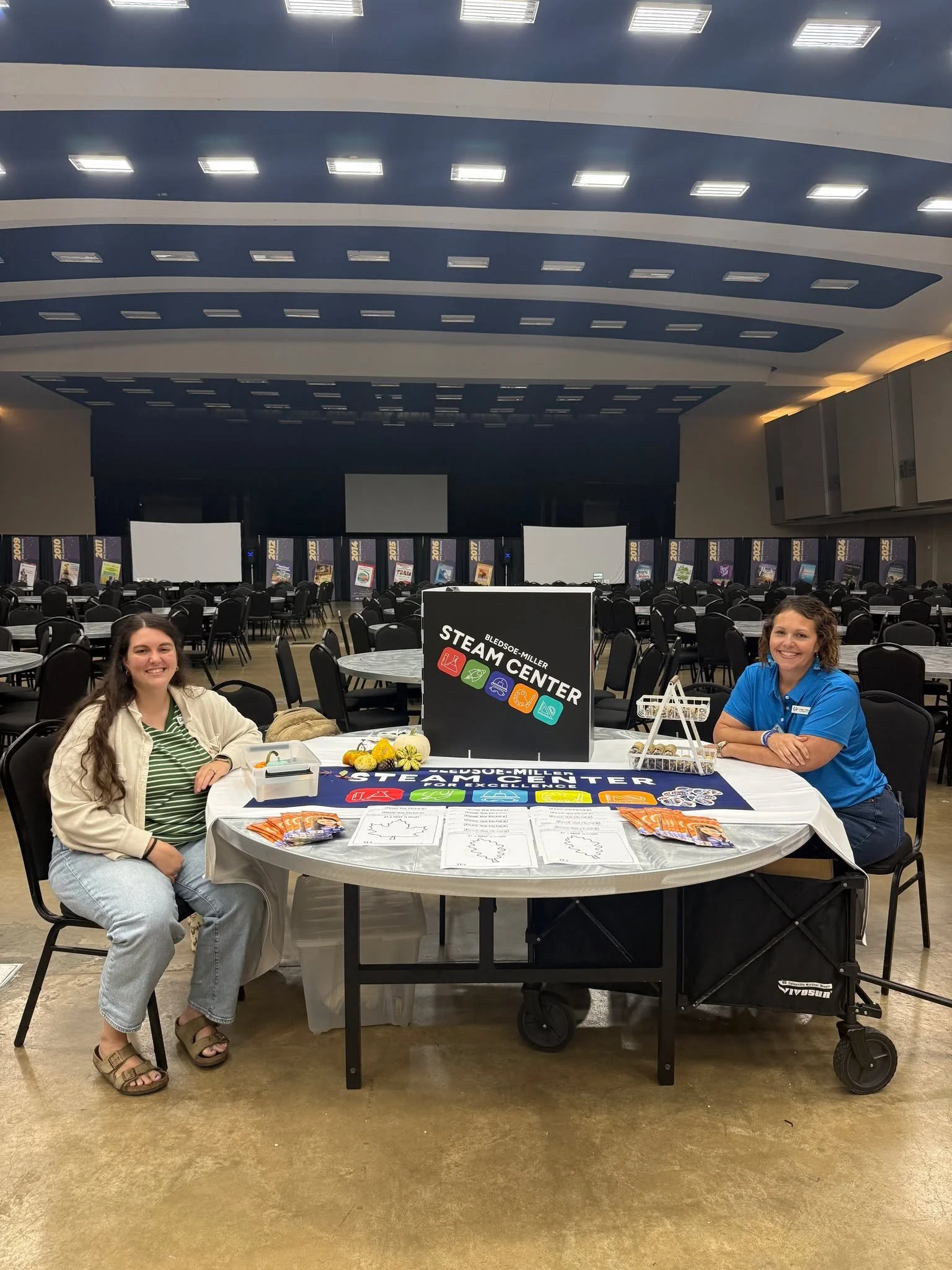 🍁🎨 Fall fun meets STEAM! Our STEAM Outreach Team had a great time connecting with families and educators at the Texas Family and Parent Engagement Statewide Conference at the Waco Convention Center.
Visitors joined in on hands-on, fall-inspired ac