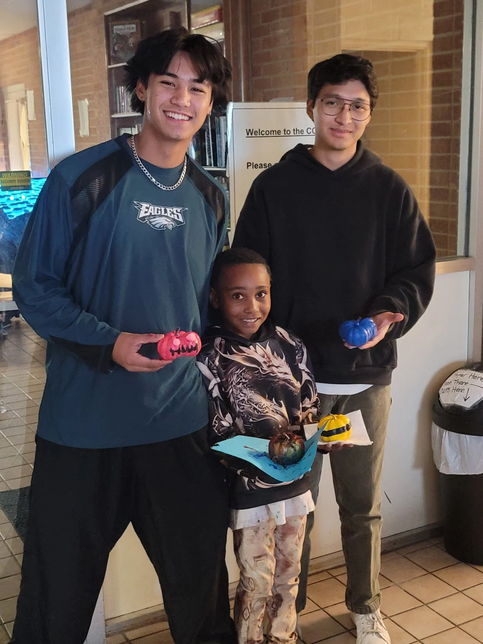 🎃🖌️ Pumpkin perfection in progress!

Our Estella Maxey AfterSchool students got creative this week for Halloween with a pumpkin painting activity. From spooky faces to colorful designs, every pumpkin was as unique as the artist behind it! We love g