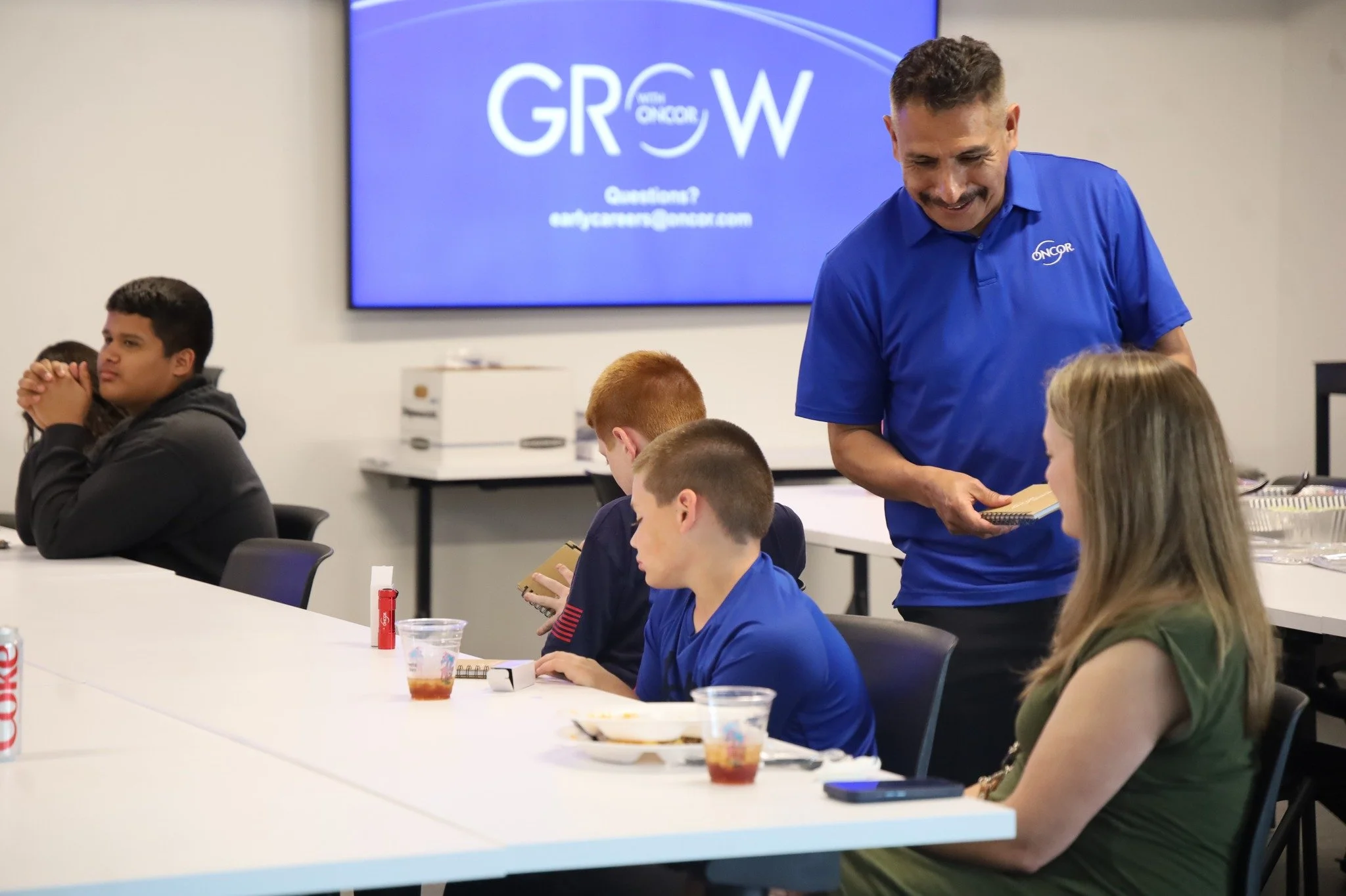 The @wacosteamcenter recently hosted a LaunchPad: Electrical Engineering session, giving middle and high school students hands-on exposure to careers in the field. The event featured industry and higher education partners, including @@oncordelivers, 