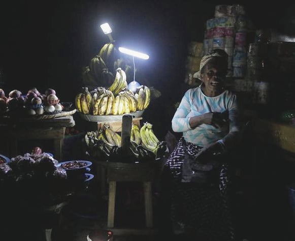 People used to have to pay $70 a month to fuel their generators, now Nigerian communities in rural areas pay $15 a month for off grid solar!! ⚡🌞Cheaper and cleaner electricity is on its way for millions of people without energy access thanks to the 