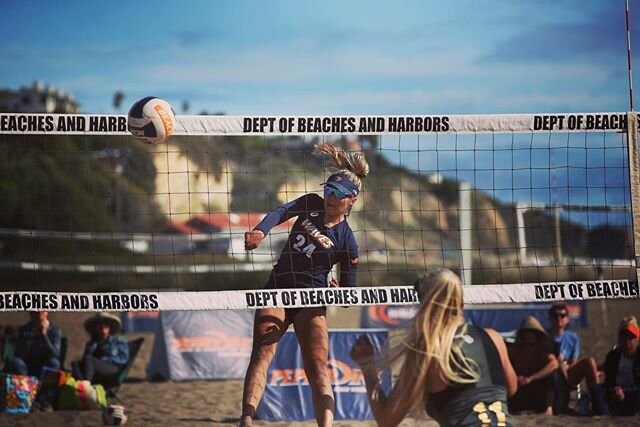 DSV coach and alumni @pey_lewis playing hard to earn her wins at Pepperdine @peppbeachvolley !! Can you hear us cheering you on Pey? #thegrind #dsv #pepperdine #beachvolleyball #spike #dig